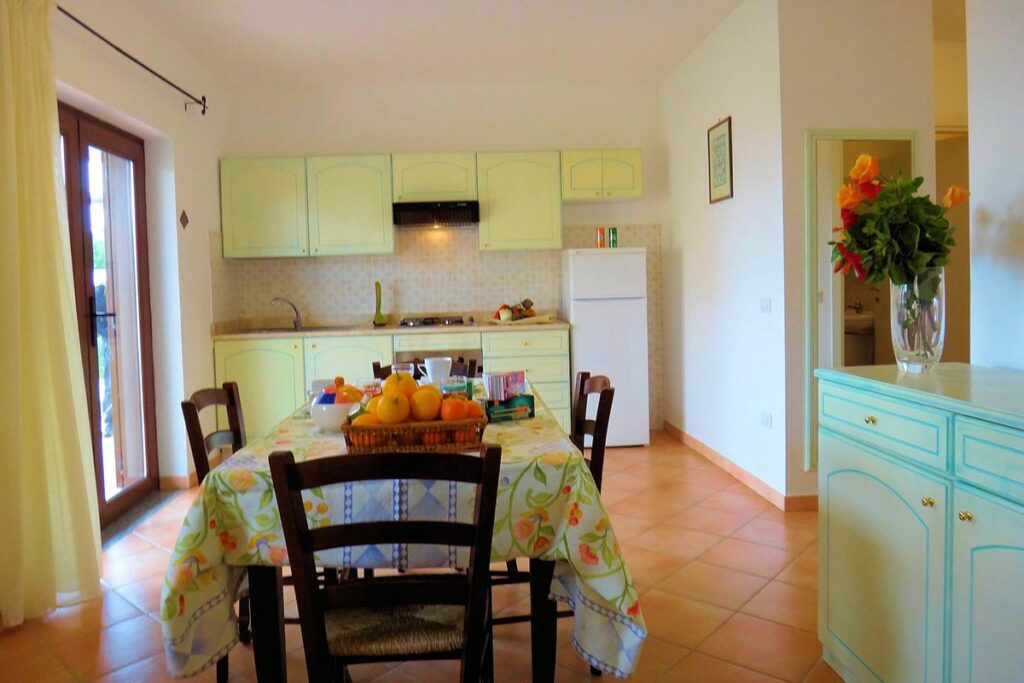 das Wohn- und Esszimmer mit Küchenzeile der Ferienwohnung Solevacanze - meer sardinien urlaub