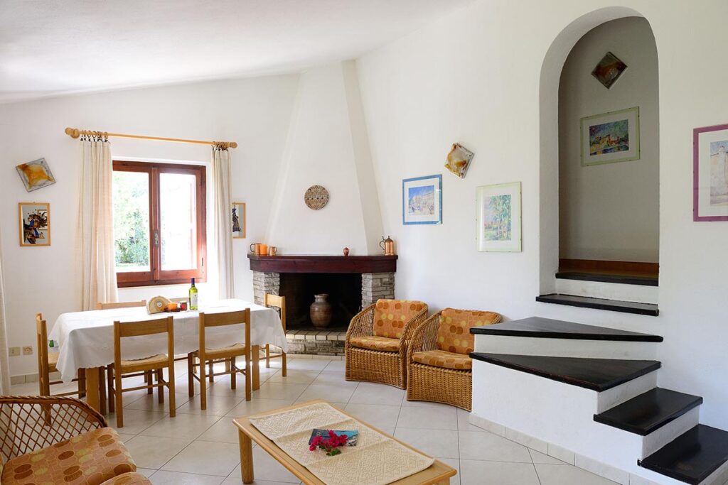 das geräumige Wohn- und Esszimmer ein Schlafzimmer mit Doppelbett des Ferienhauses Borla in Costa Rei - meer sardinien urlaub