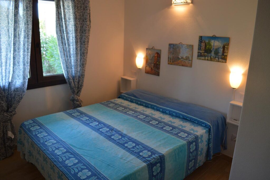 das zweite Schlafzimmer mit Doppelbett des Ferienhauses Numero 46 - meer sardinien urlaub