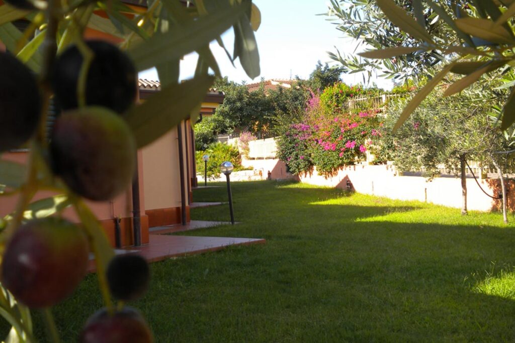 der Aussenbereich auf der Hausrückseite der Ferienwohnung Le Terrazze Bilo - meer sardinien urlaub