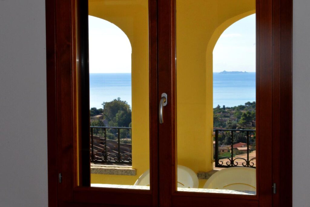 der Blick vom Wohnzimmerfenster des Ferienhauses Valeria - meer sardinien urlaub