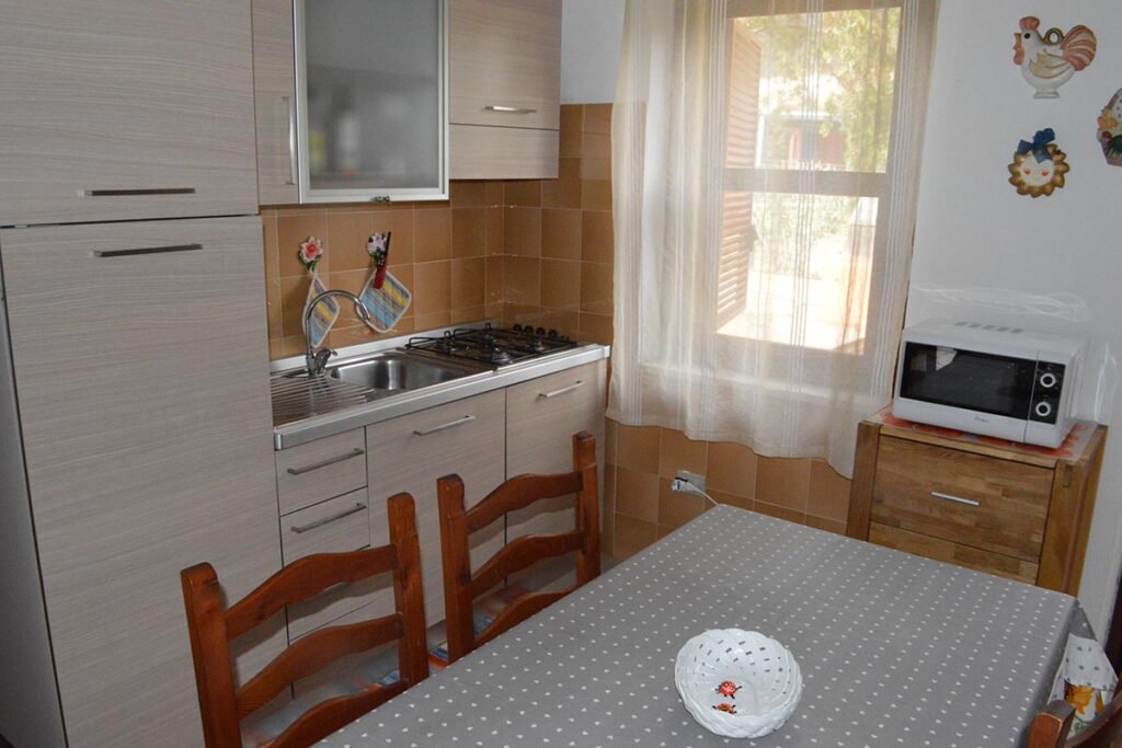 der Essbereich mit Kochecke des Ferienhauses Cocco - meer sardinien urlaub