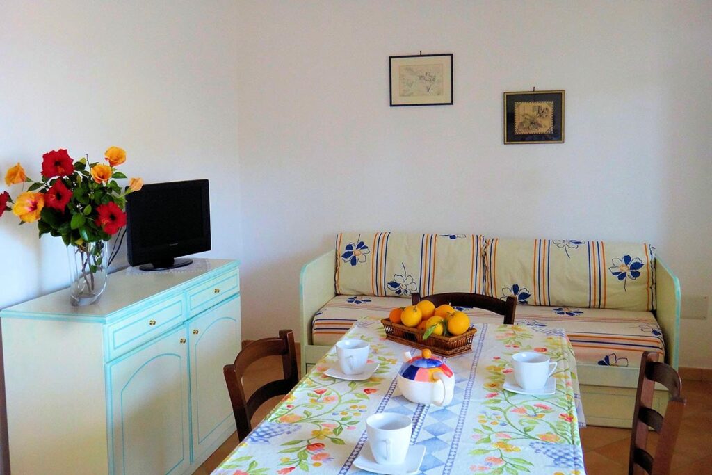 der Essbereich mit Schlafcouch einer Ferienwohnung Solevacanze - meer sardinien urlaub