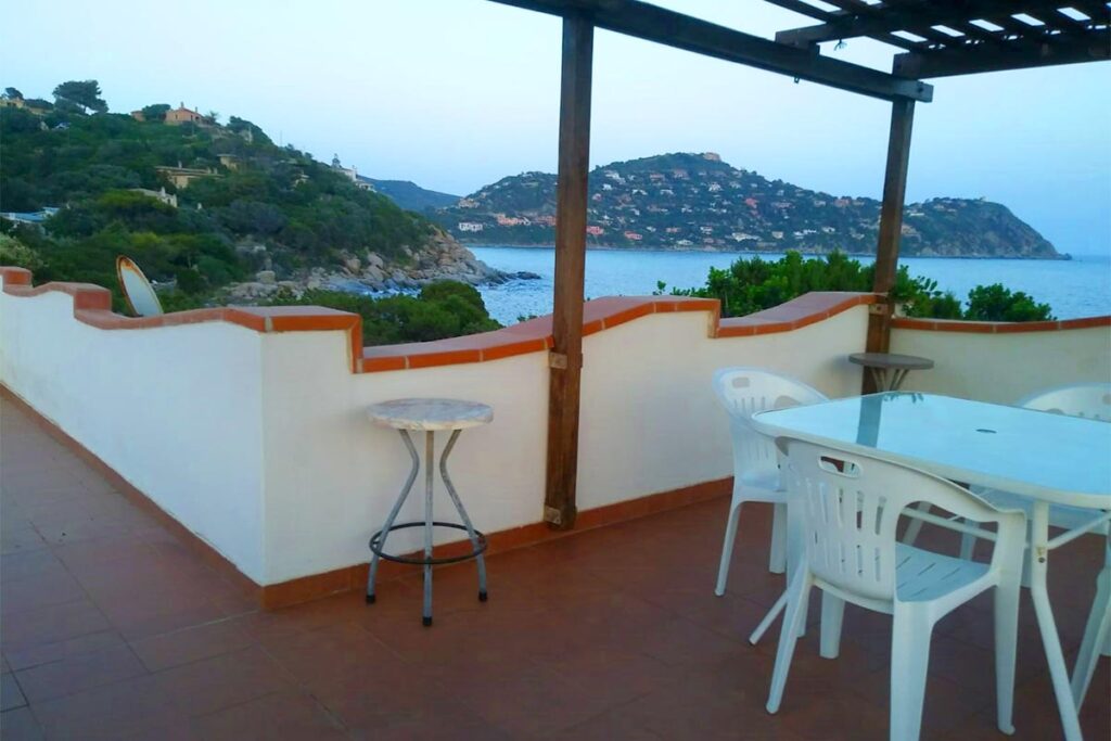 der Essplatz auf der Dachterrasse des Ferienhauses Mandara - meer sardinien urlaub