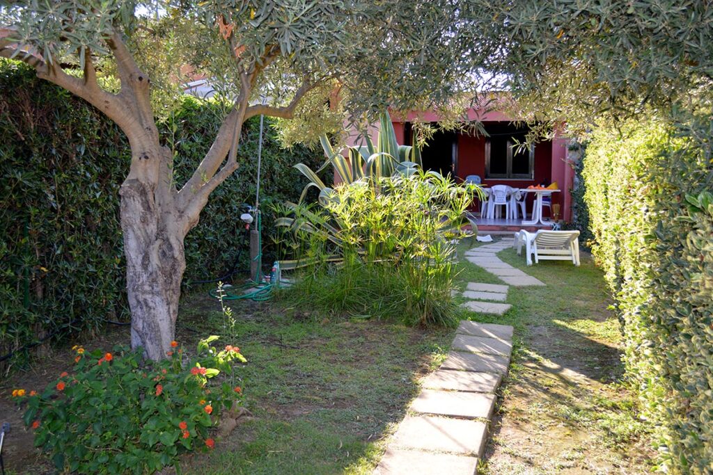 der Garten des Ferienhauses Anastasia - meer sardinien urlaub