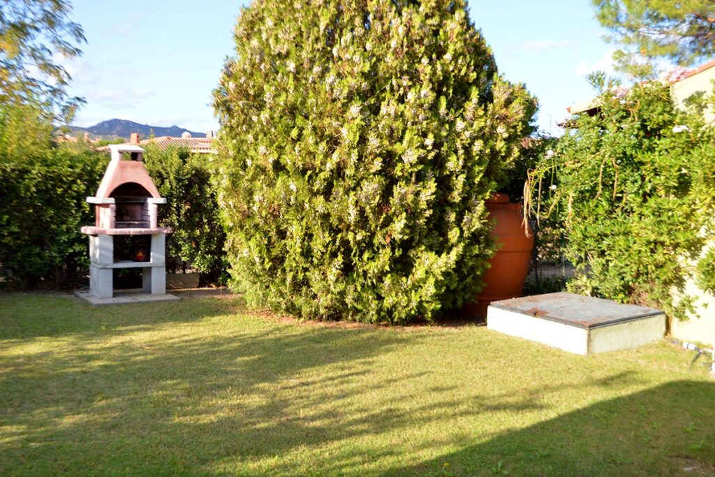 der Garten mit Grill des Ferienhauses Numero 46 - meer sardinien urlaub