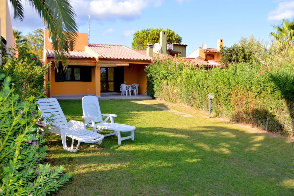 der Garten mit Liegestühlen des Ferienhauses Numero 46 - meer sardinien urlaub