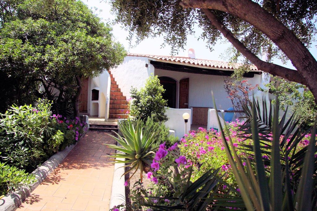 der Garten und die Terrasse eines Ferienhaustyps Sa Fiorida - meer sardinien urlaub