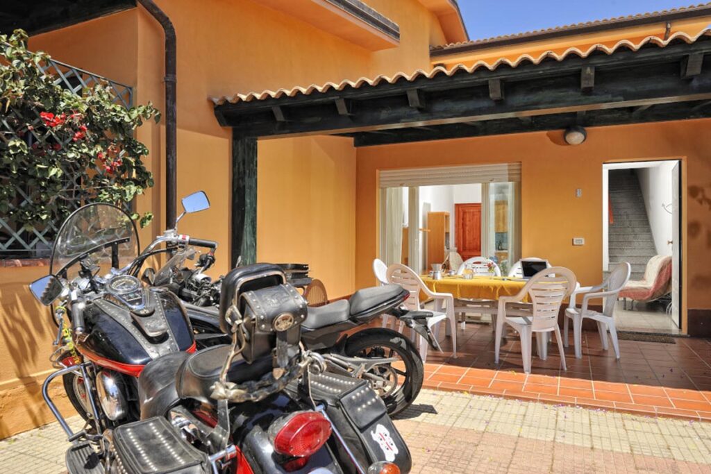 der Hof mit Stellplatz für Motorräder der Ferienwohnung Le Terrazze Quadri - meer sardinien urlaub