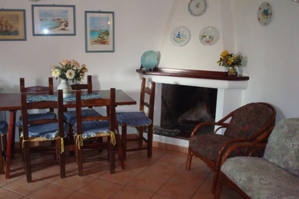 der Kamin im Wohnraum des Ferienhauses Camboni in Costa Rei - meer sardinien urlaub
