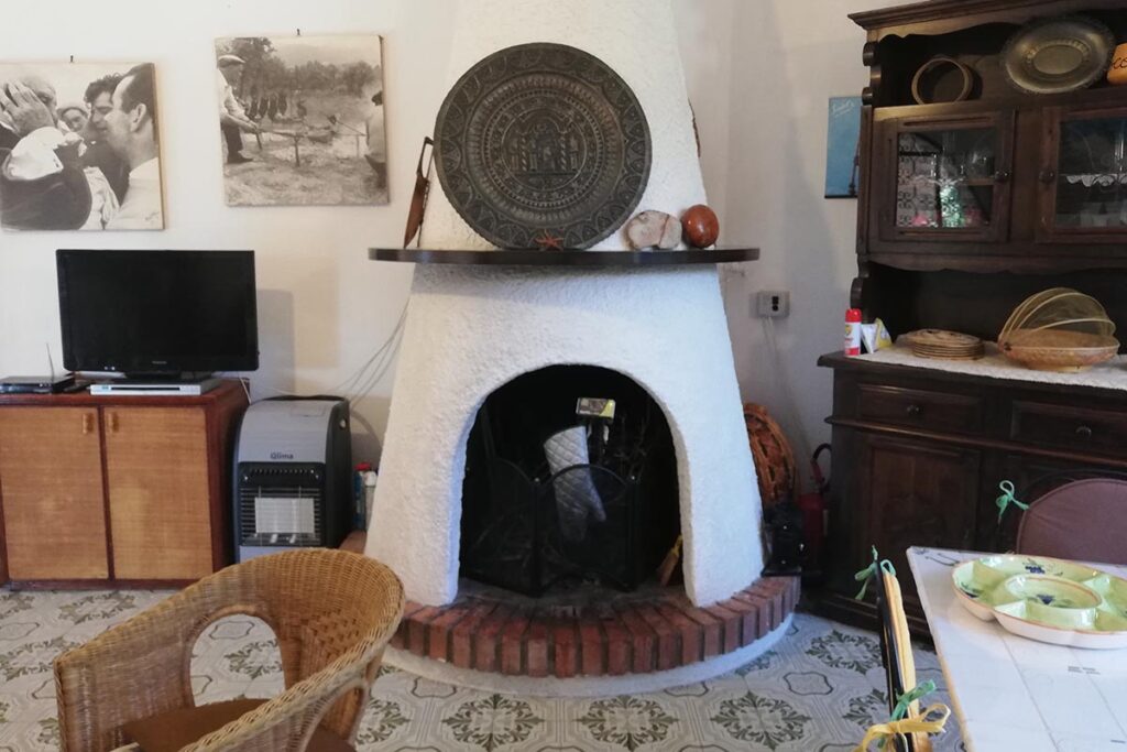 der Kamin im Wohnzimmer des Ferienhauses Mandara, Baccu Mandara - meer sardinien urlaub