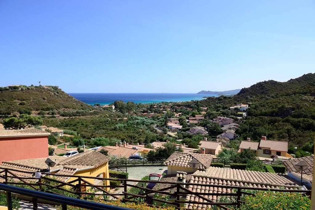 der Panoramablick über den Ort Costa Rei bis zum Meer vom Ferienhaus Stella aus - meer sardinien urlaub