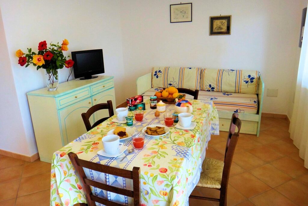der Wohn- und Essraum einer Ferienwohnung Solevacanze - meer sardinien urlaub
