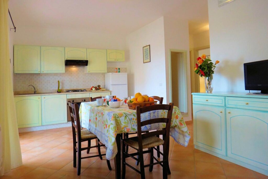 der Wohn- und Essraum mit Küchenzeile einer Ferienwohnung Solevacanze - meer sardinien urlaub