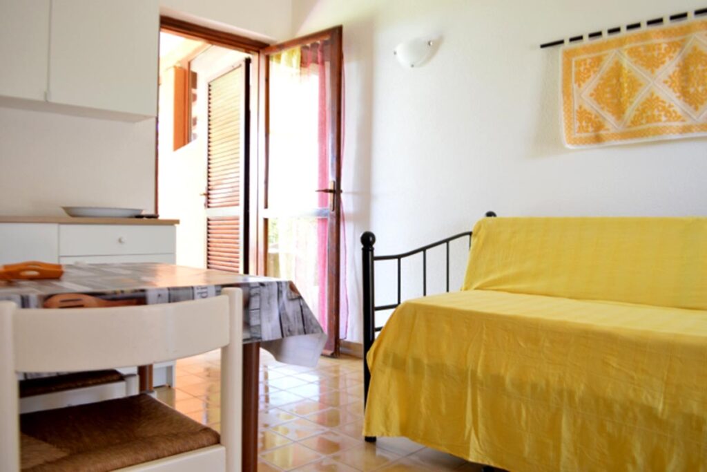 der Wohn- und Essraum mit Schlafcouch des Ferienhauses Emma in Costa Rei - meer sardinien urlaub