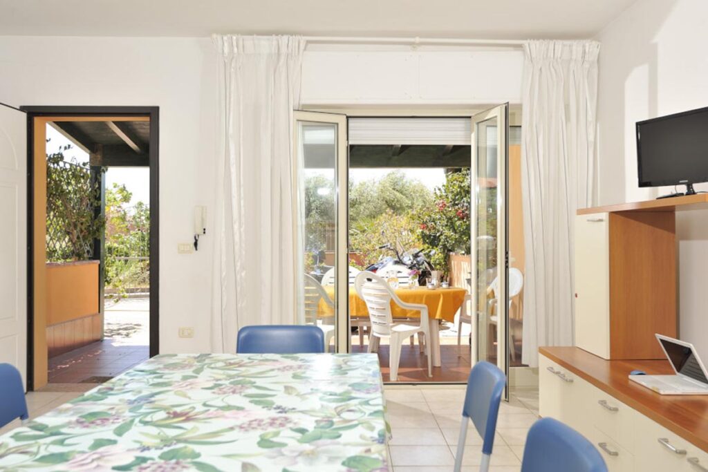 der Wohn- und Essraum mit angrenzender Terrasse der Ferienwohnung Le Terrazze Trilo - meer sardinien urlaub
