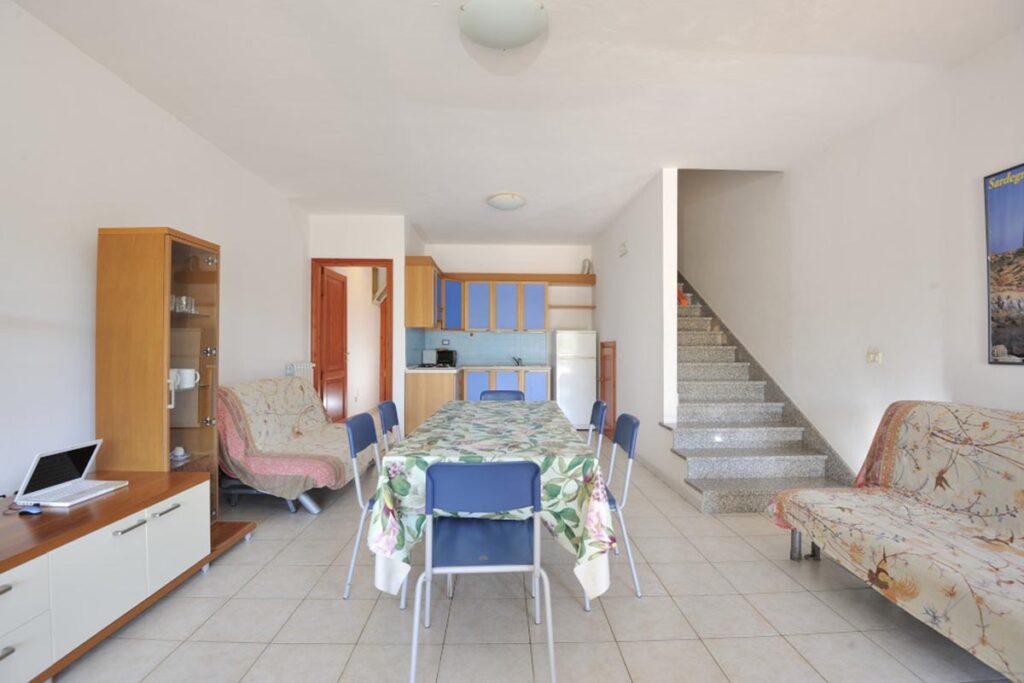 der Wohnraum mit Treppe in den ersten Stock der Ferienwohnung Le Terrazze Quadri - meer sardinien urlaub