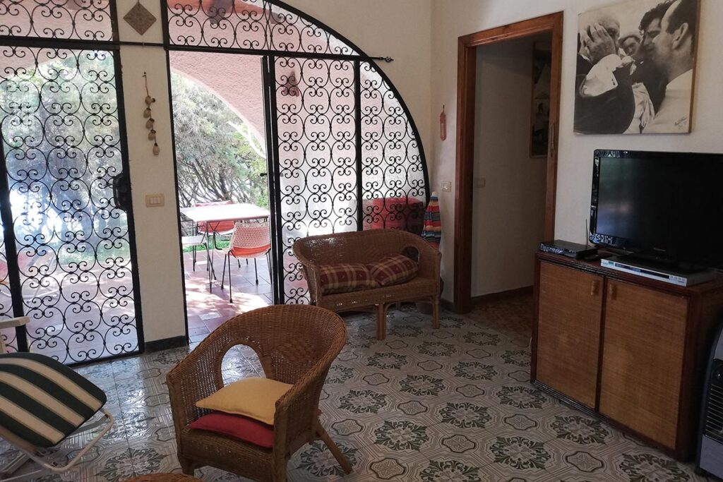 der Wohnraum mit direktem Zugang auf die Terrasse des Ferienhauses Mandara, Baccu Mandara - meer sardinien urlaub