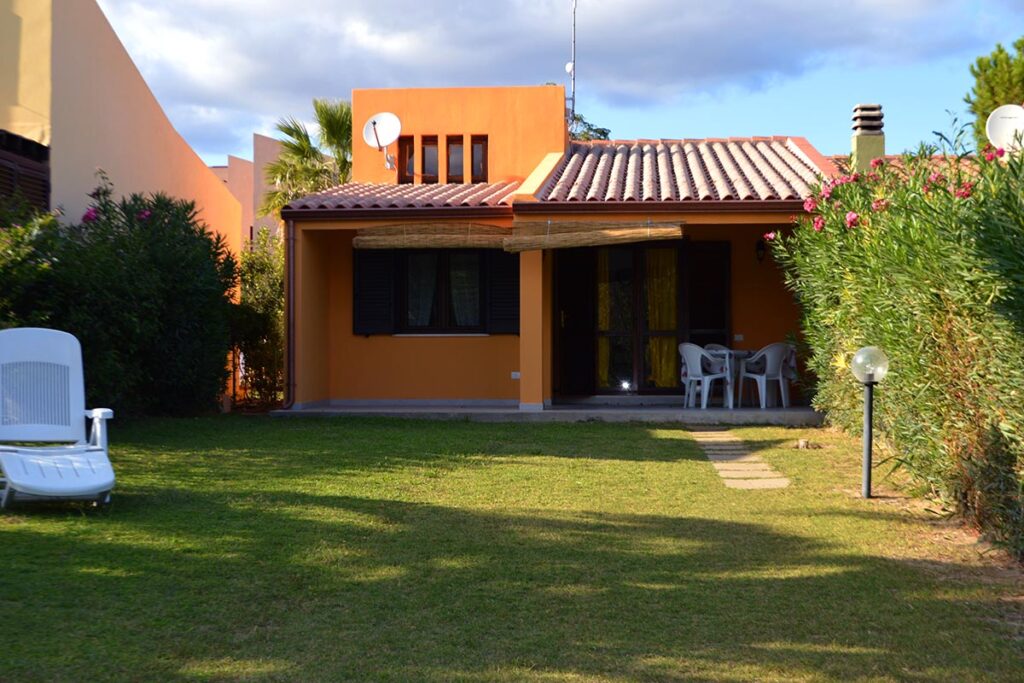 der große Garten des Ferienhauses Numero 46 - meer sardinien urlaub