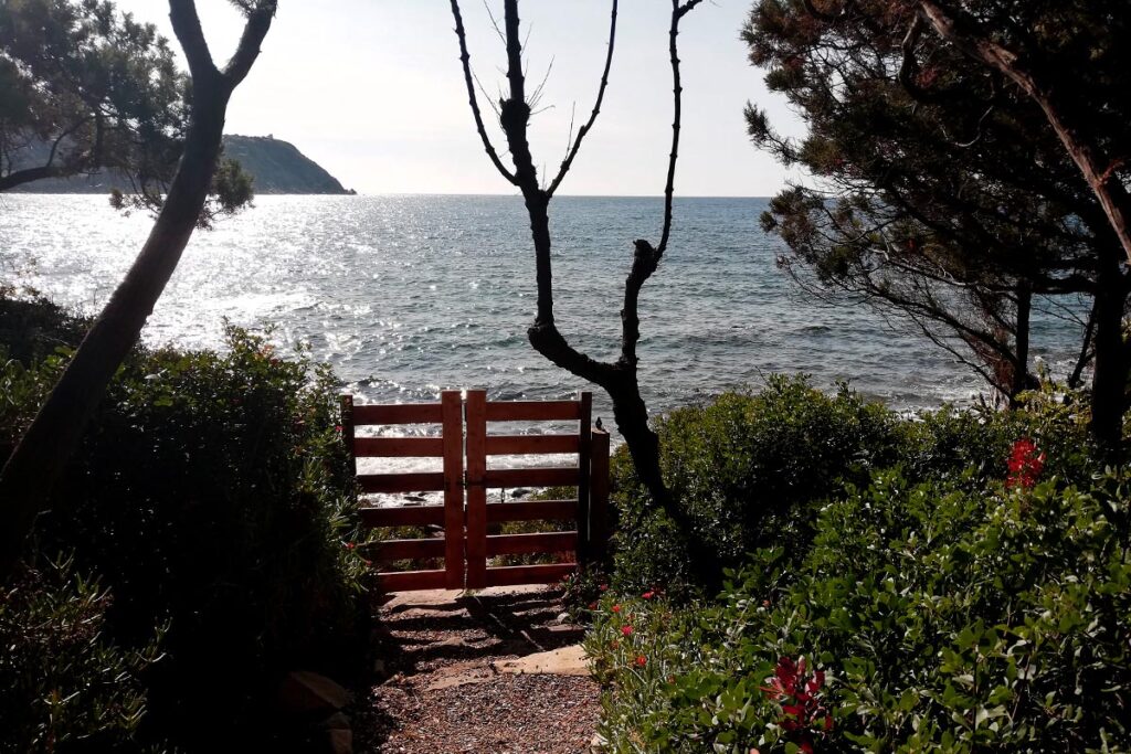 der private Zugang zum Kieselstrand des Ferienhauses Mandara, Baccu Mandara - meer sardinien urlaub