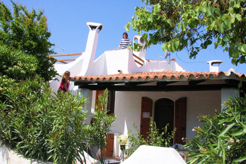 die Außenansicht mit Terrasse - Ferienhaustyp Sa Fiorida - meer sardinien urlaub
