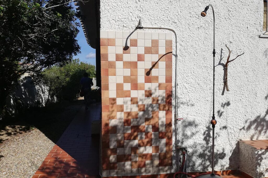die Aussendusche des Ferienhauses Mandara, Baccu Mandara - meer sardinien urlaub
