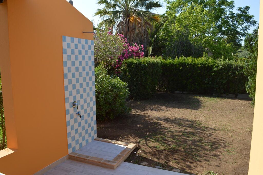 die Aussendusche des Ferienhauses Numero 46 - meer sardinien urlaub