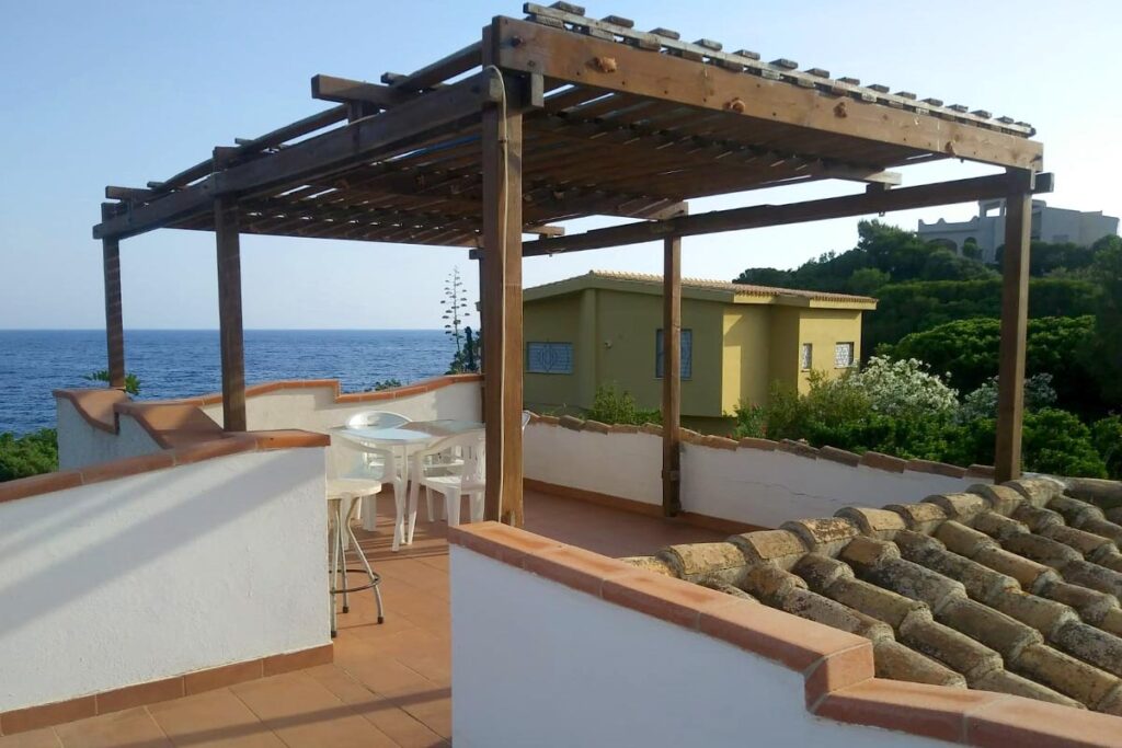 die Dachterrasse mit Meerblick und Schattenplatz des Ferienhauses Mandara - meer sardinien urlaub