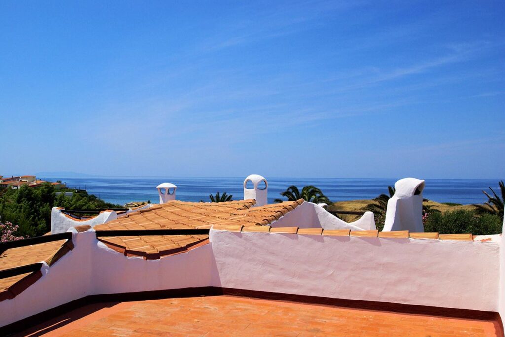 die Sonnenterrasse mit Meerblick eines Ferienhauses Sa Fiorida - meer sardinien urlaub