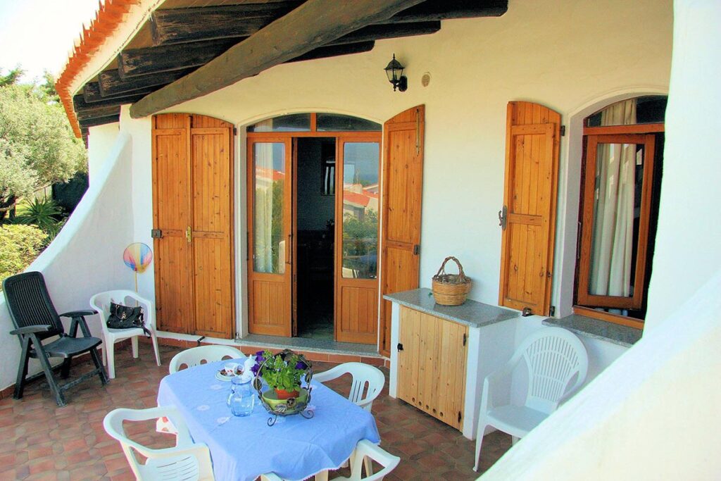 die Terrasse eines Ferienhauses Sa Fiorida - meer sardinien urlaub