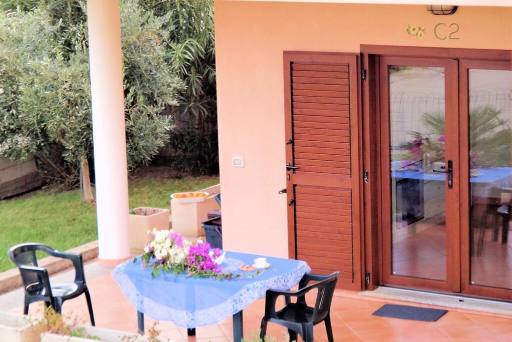 die Terrasse eines Ferienwohnungtyps Solevacanze - meer sardinien urlaub