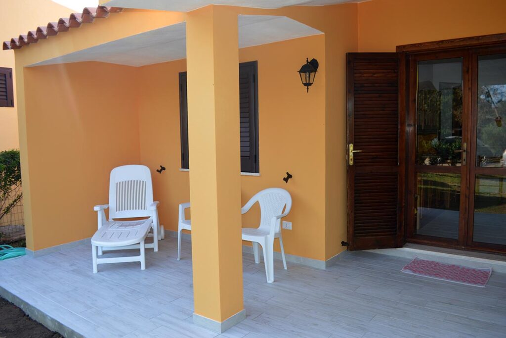 die Terrasse mit Liegestühlen des Ferienhauses Numero 46 - meer sardinien urlaub