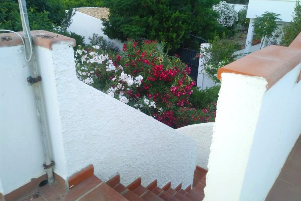 die Treppe zur Dachterrasse des Ferienhauses Mandara - meer sardinien urlaub