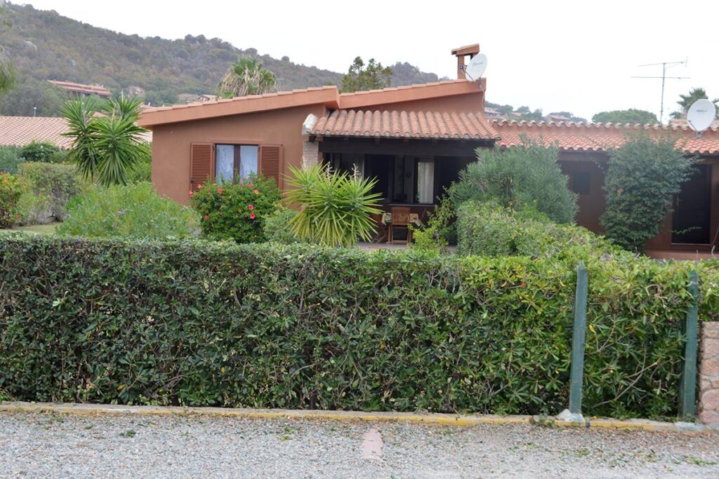 die blickschützende Hecke des Ferienhauses Cocco - meer sardinien urlaub