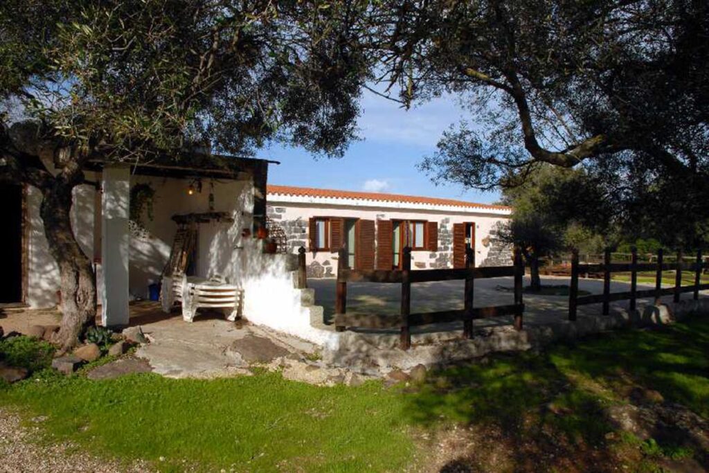 die harmonischen Zimmergebäude des Agriturismo Neule, Dorgali - meer sardinien urlaub