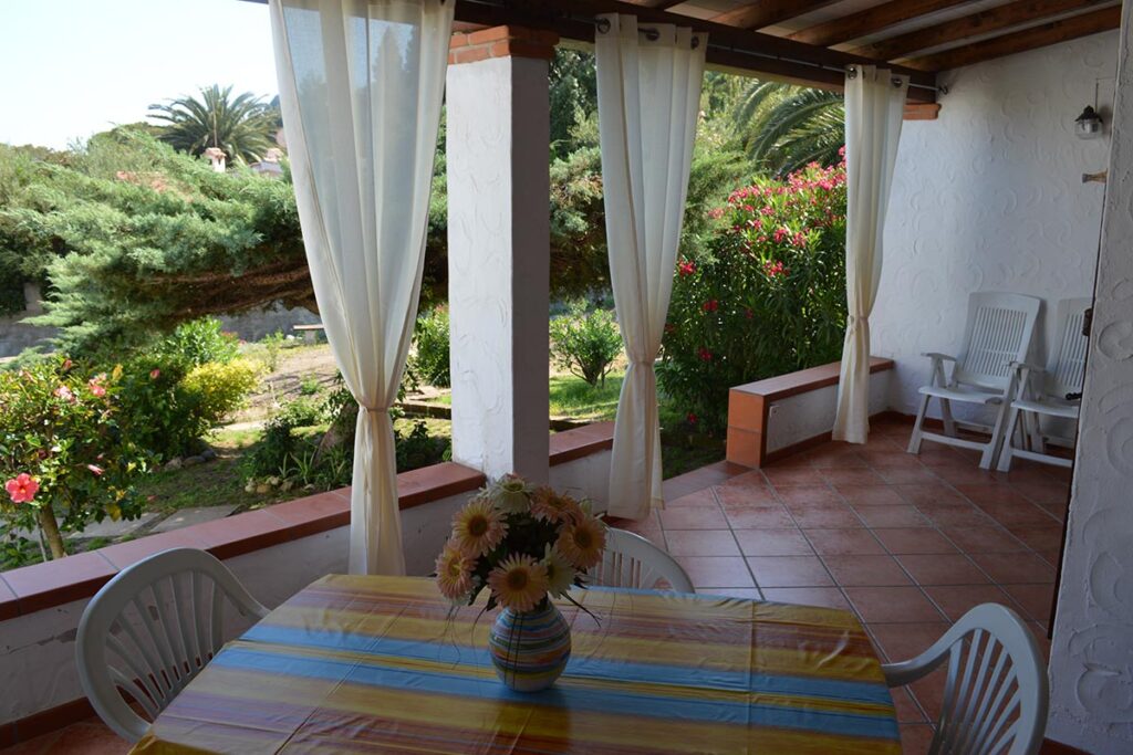 die stimmungsvolle Terrasse des Ferienhauses Camboni in Costa Rei - meer sardinien urlaub
