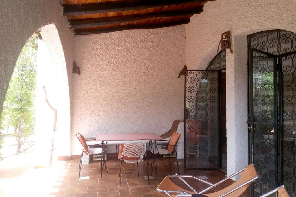 die überdachte Terrasse des Ferienhauses Mandara - meer sardinien urlaub