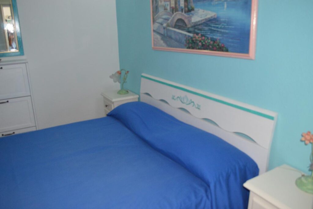 ein Doppelbettschlafzimmer des Ferienhauses Camboni in Costa Rei - meer sardinien urlaub