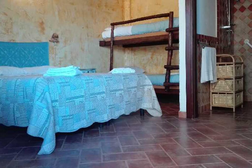 ein Doppelzimmer mit Etagenbett im Agriturismo Neule, Dorgali - meer sardinien urlaub