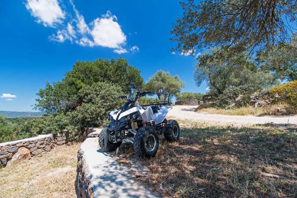 ein Rast-Moment mit dem Quad auf dem tollen Anwesen des Agriturismo Neule, Dorgali - meer sardinien urlaub
