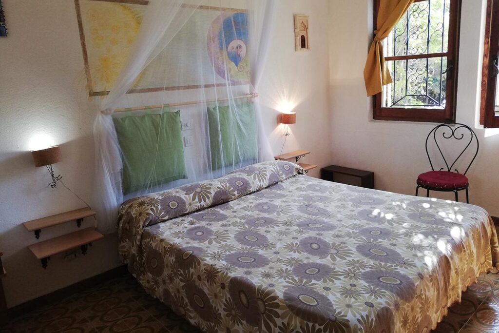 ein Schlafzimmer mit Doppelbett, Ferienhaus Mandara, Baccu Mandara - meer sardinien urlaub