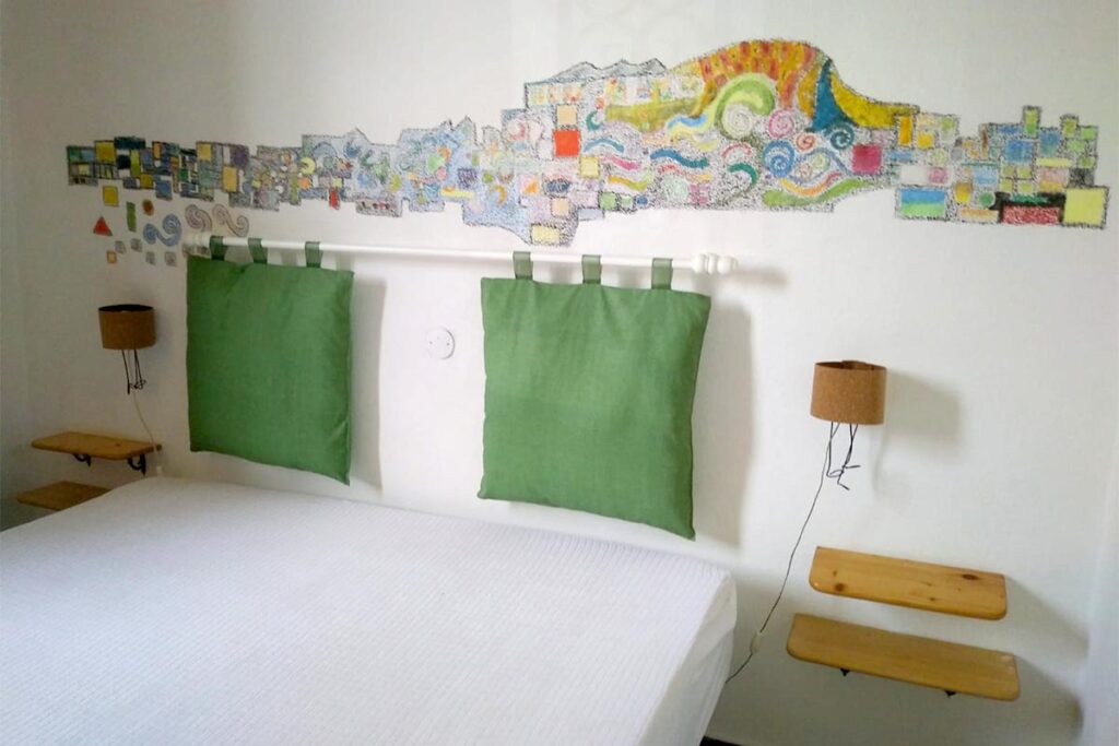 ein Schlafzimmer mit Doppelbett des Ferienhauses Mandara - meer sardinien urlaub