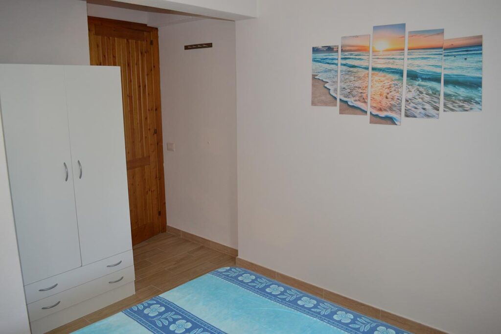 eine Ansicht des Doppelbett-Schlafzimmers des Ferienhauses Numero 46 - meer sardinien urlaub