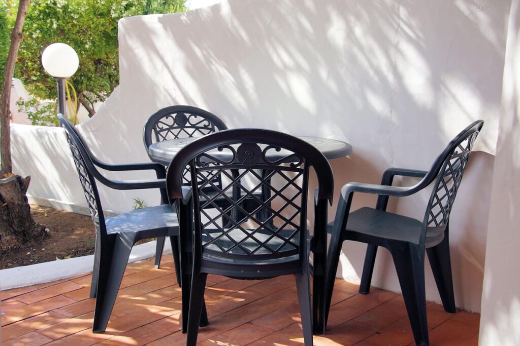 eine Terrasse und Essplatz eines Ferienhauses Sa Fiorida - meer sardinien urlaub