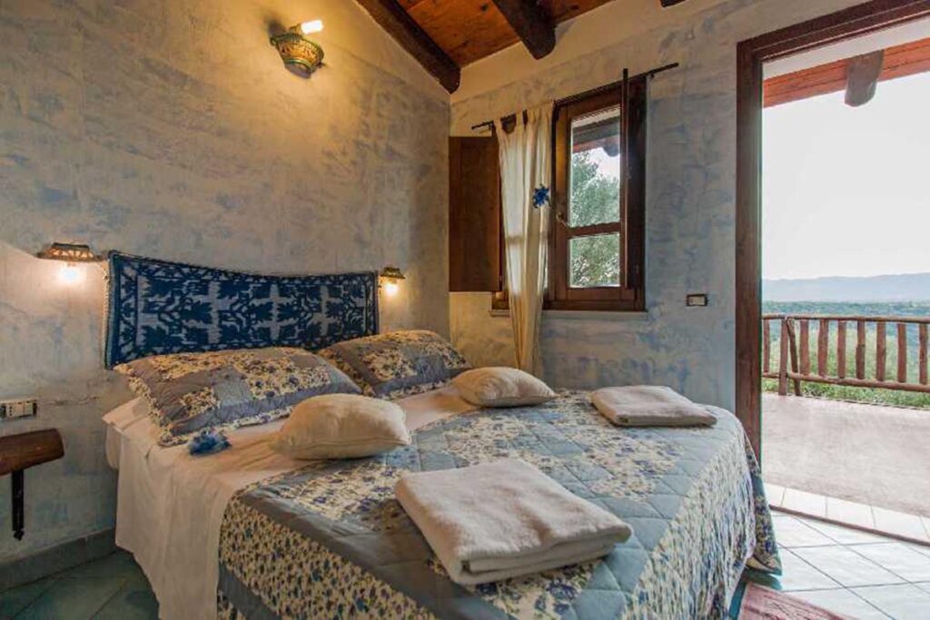 eines der Doppelzimmer mit Zugang auf die gemeinsame Zimmerterrasse des Agriturismo Neule, Dorgali - meer sardinien urlaub