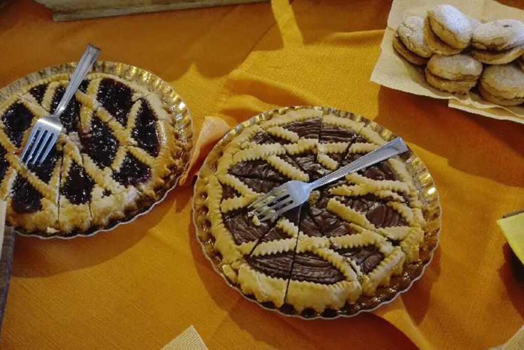 hausgemachter Kuchen fuer das leckere Frühstück im Agriturismo Neule, Dorgali - meer sardinien urlaub