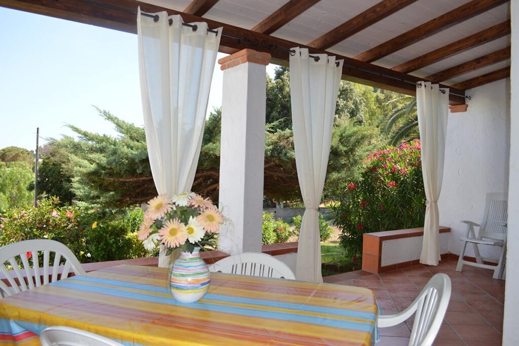 schön entspannen auf der Terrasse des Ferienhauses Camboni in Costa Rei - meer sardinien urlaub