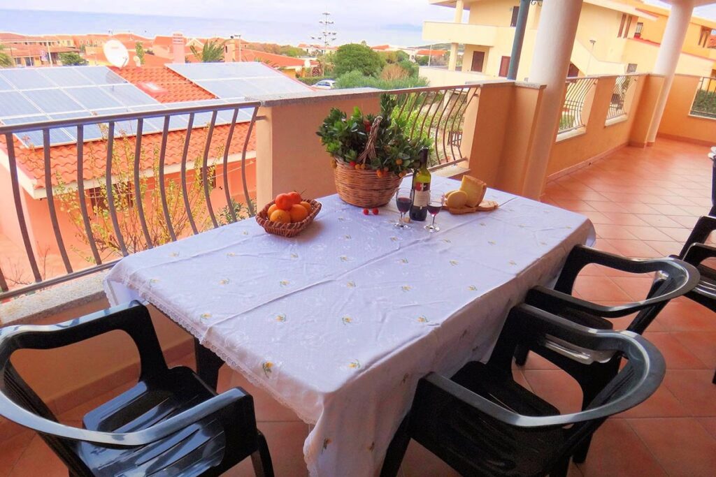 schöner Sitzplatz auf dem Balkon mit Panoramablick einer Ferienwohnung Solevacanze - meer sardinien urlaub