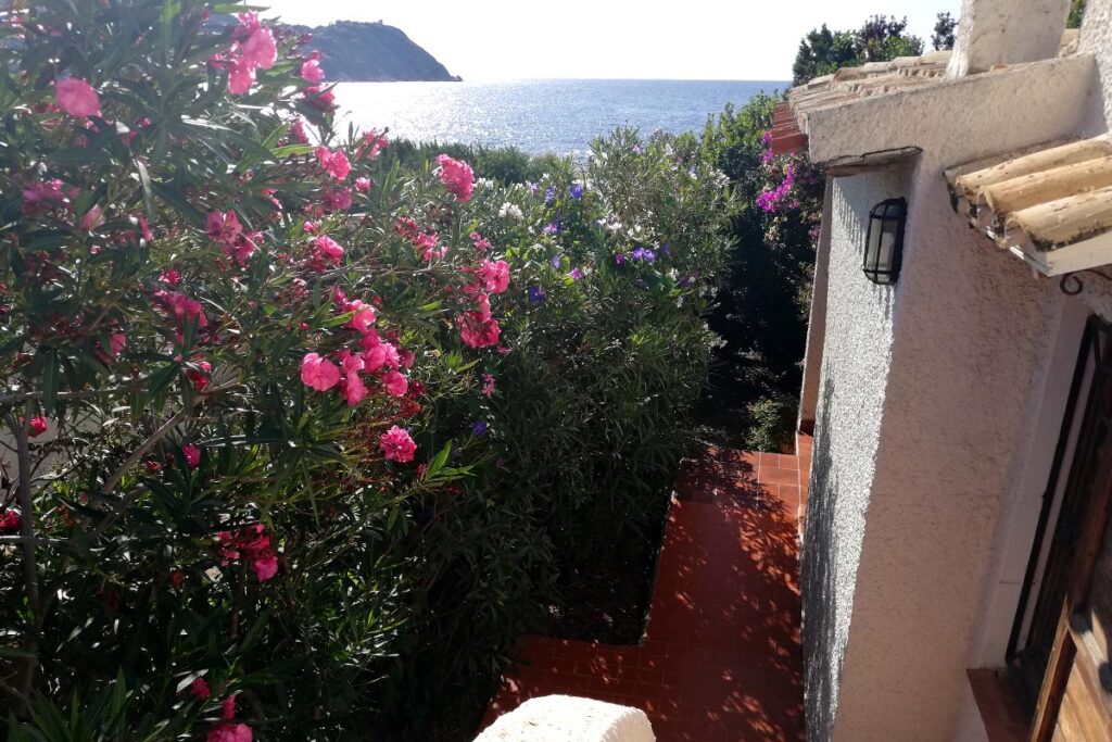 von der Hausseite kann man ueber den Garten zum Meer blicken, Ferienhaus Mandara, Baccu Mandara - meer sardinien urlaub