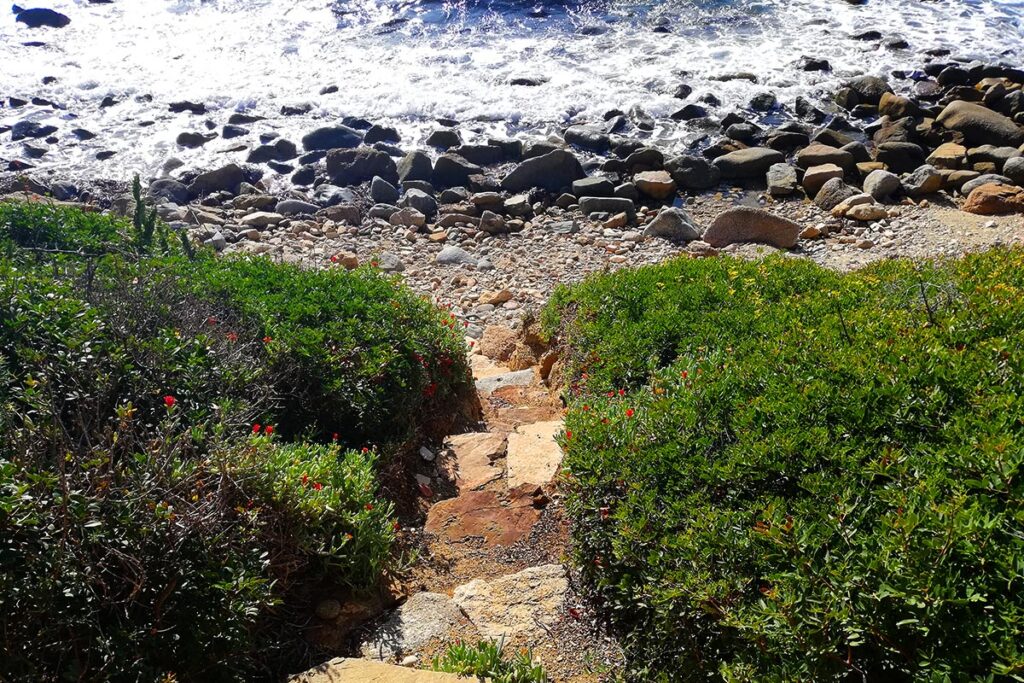 wenige Stufen führen hinunter vom Garten zum Strand des Ferienhauses Mandara, Baccu Mandara - meer sardinien urlaub